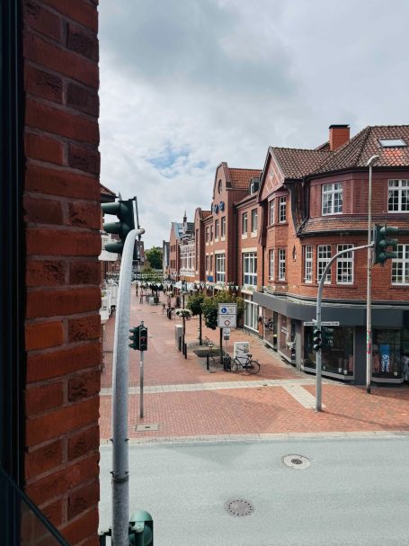 Blick auf die Fußgängerzone Blick vom großen Therapieraum der logopädischen Praxis Segbert-Daniel in die Fußgängerzone von Epe.