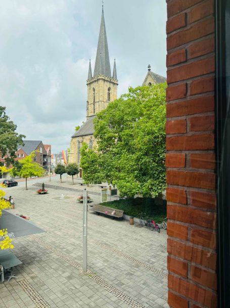 Blick auf die Kirche Blick aus einem Therapieraum der logopädischen Praxis Segbert-Daniel auf die Kirche in Epe.