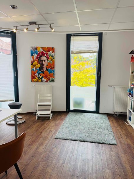 Therapieraum Heller und freundlicher Therapieraum der logopädischen Praxis Segbert-Daniel mit Blick auf den Kirchvorplatz und die Fußgängerzone von Epe.